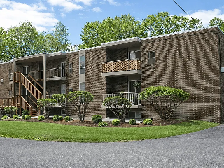 1340 Hillcrest Dr — Photo 7