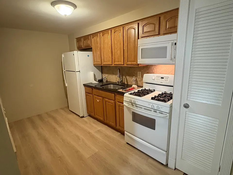 208 E Maple Ave