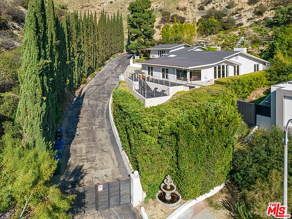 2nd image of 1868 N Doheny Dr