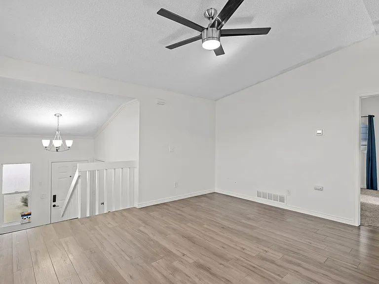 580 Upton Dr — Photo 8