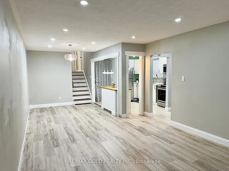 156 Mooregate Cres #UPPER — Photo 9