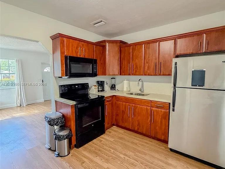 2740 Dewey St — Photo 1