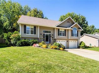 936 NE Carousel Ln, Lees Summit, MO 64086