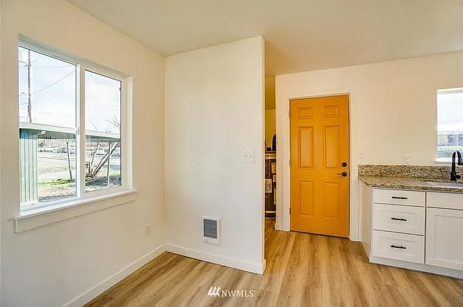3 bed, 876 sqft, $1,350 — Photo 4