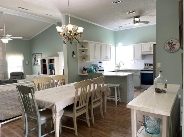 210 Walker Cir W, Crestview, FL 32539