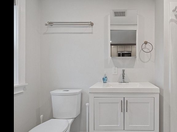 Bathroom 8'7"x 4'5" with shower