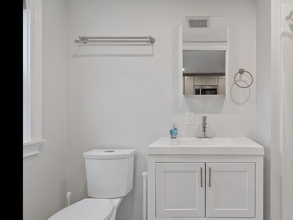 Bathroom 8'7"x 4'5" with shower