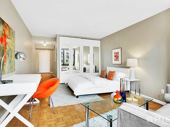 3rd image of 201 W 72nd St APT 7L