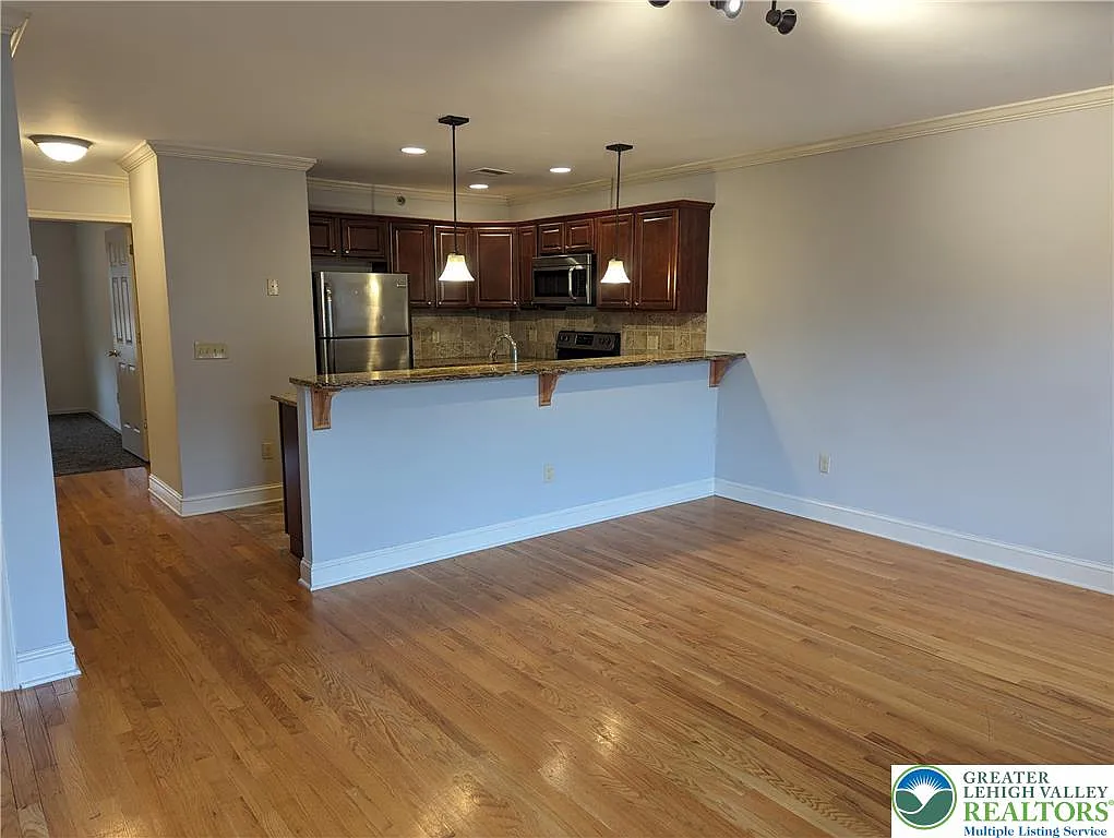 2 bed, 1.0 bath, 800 sqft, $1,595 — Photo 2
