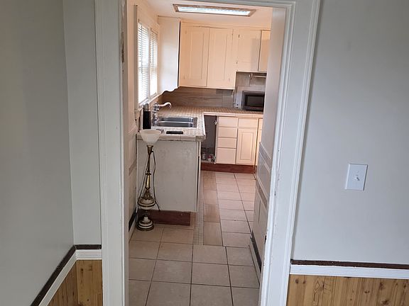 2nd image of 75 Ashland St #D