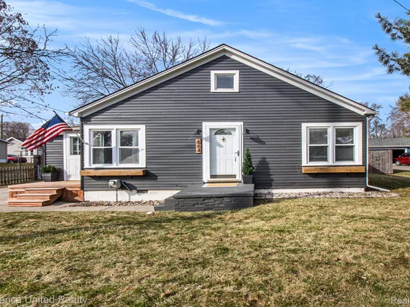 664 W Clinton St, Howell, MI 48843