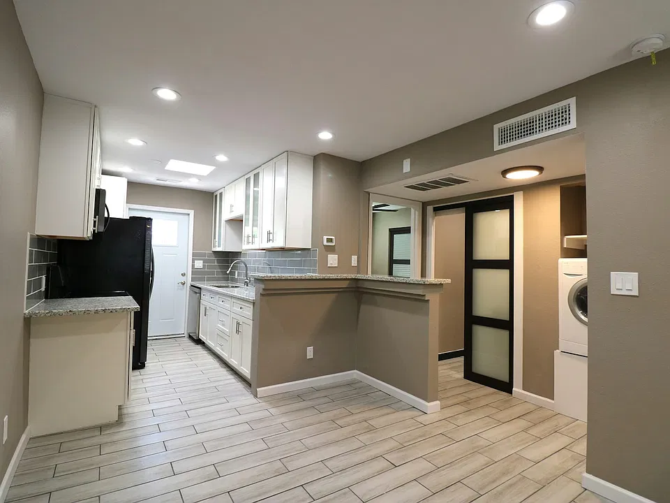 101 N Oak St #D
