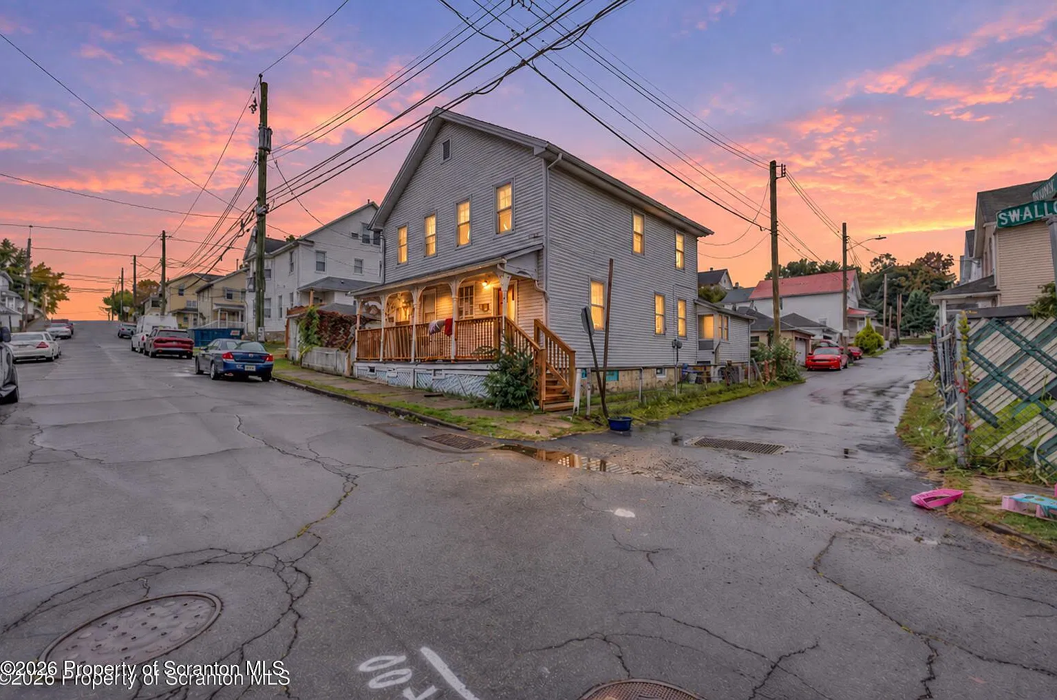 3 bed, 1.0 bath, 891 sqft, $1,300 — Photo 1
