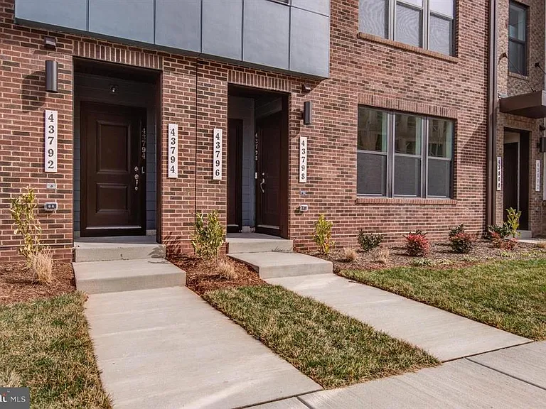 43798 Middleway Ter — Photo 2