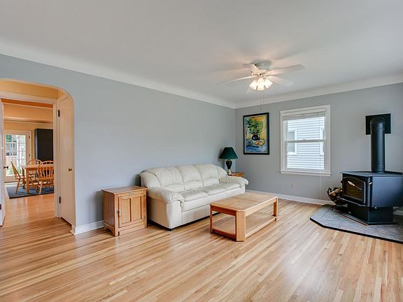 4th image of 1035 California Ave W