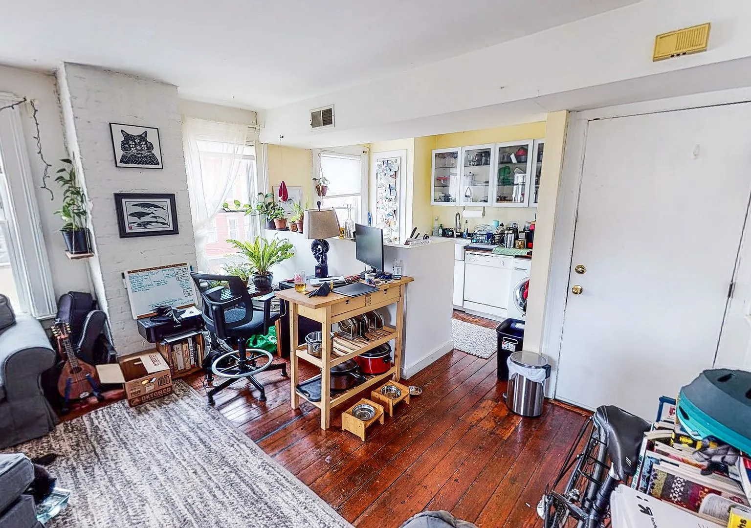 Luxuriously Remodeled 1BR Suite in East Rock | Designer Island Kitchen | Steps to Yale SOM — Photo 3