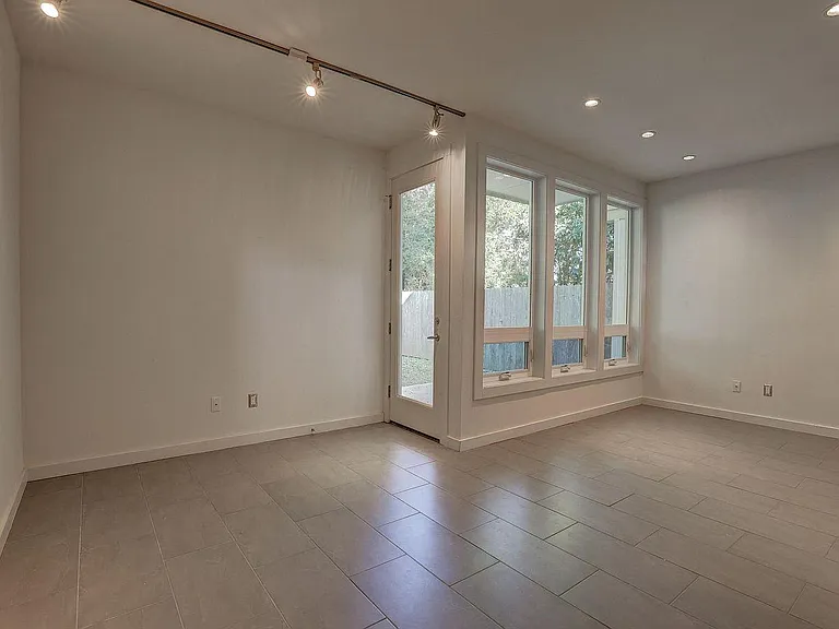 1613 W University Ave — Photo 9
