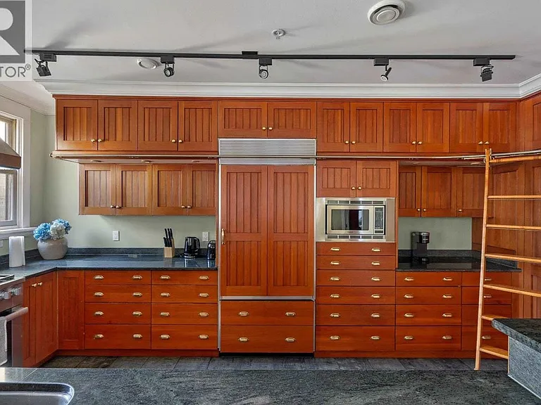 33 E 6th Ave — Photo 5