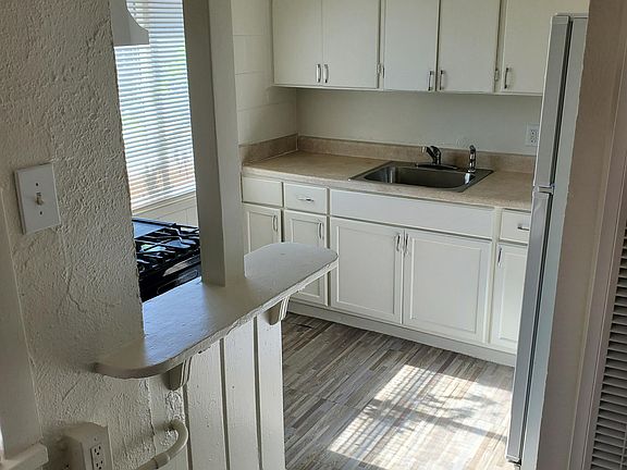 3rd image of 830 & 838 Lampasas Ave #1-4