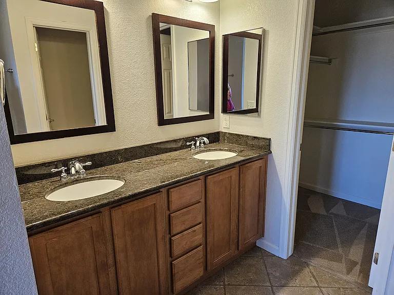 1927 Halfmoon Cir — Photo 13