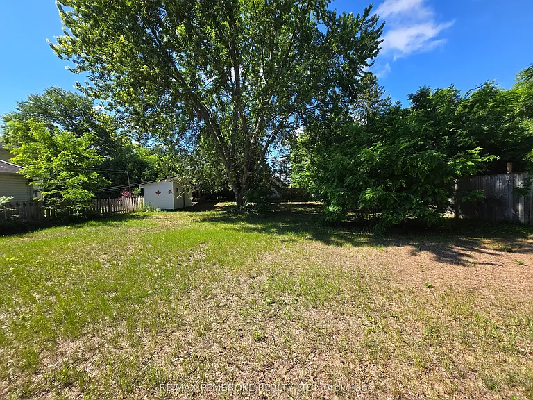 566 Perth St — Photo 12