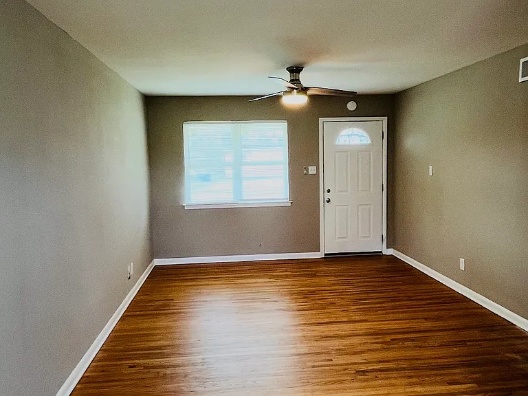 704 Rose Ln — Photo 3