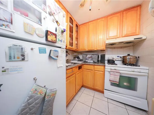 1625 Emmons Avenue image 8 of 32