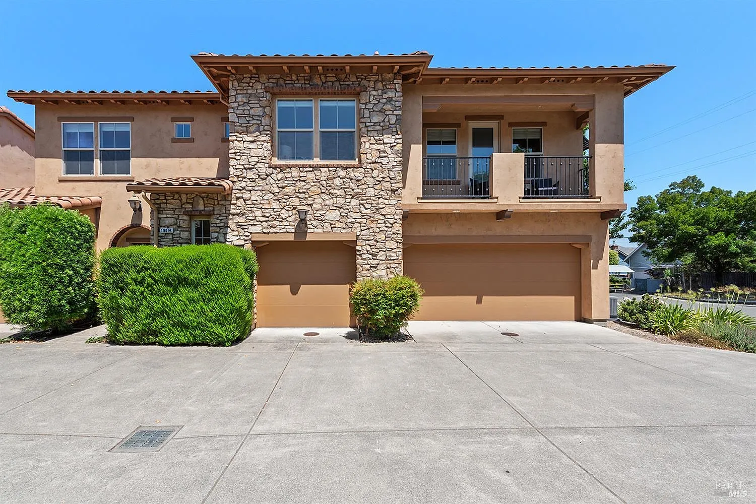 180 Healdsburg Ave — Photo 1