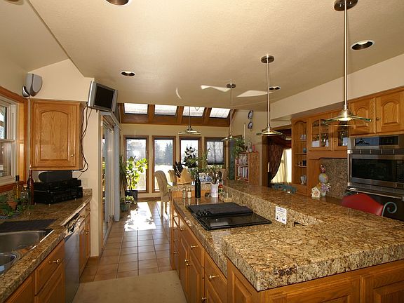 Gourmet Kitchen loaded with granite!!