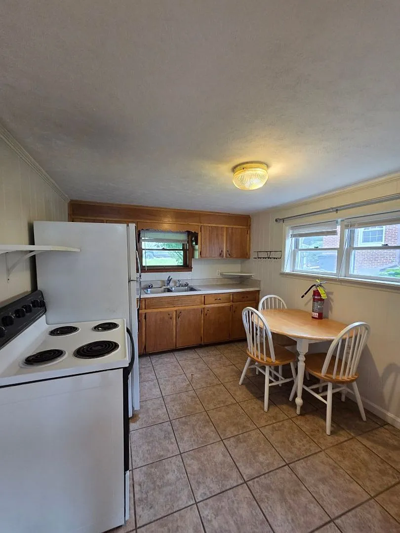 $750 - 1 Bedroom / 1 Bath Unfurnished Apartment in Downtown Sylva — Photo 4