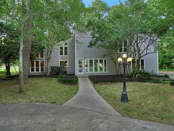 3rd image of 2611 Royal Circle Dr