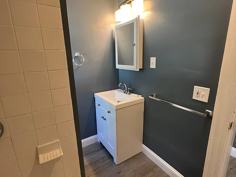 528 Reed Rd #F — Photo 11