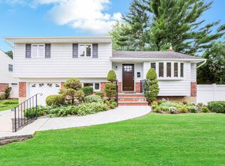 20 Colony Ln, Syosset, NY 11791