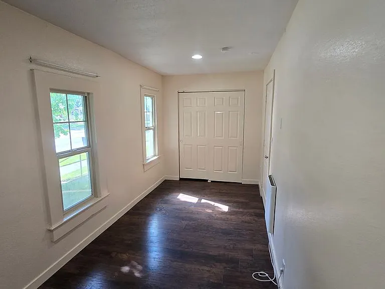114 N Touchet St — Photo 10