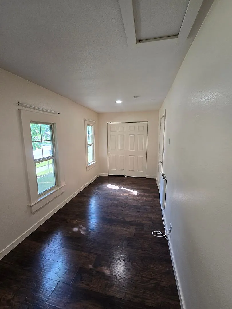 Building Photo - 114 N Touchet St
