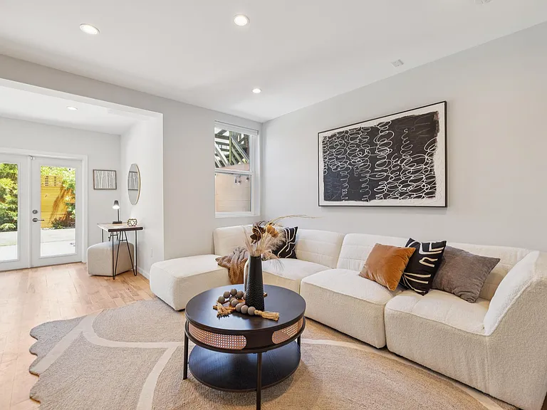 686 19th Ave — Photo 36