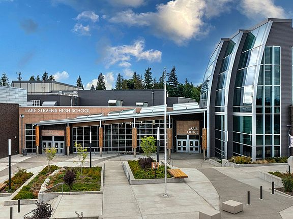 Minutes to Lake Stevens High School