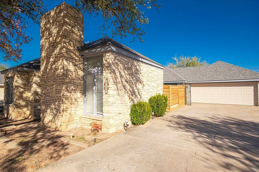 Building Photo - 2202 Wydewood Dr