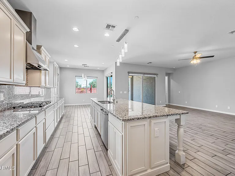 884 E Ladbroke Way — Photo 10
