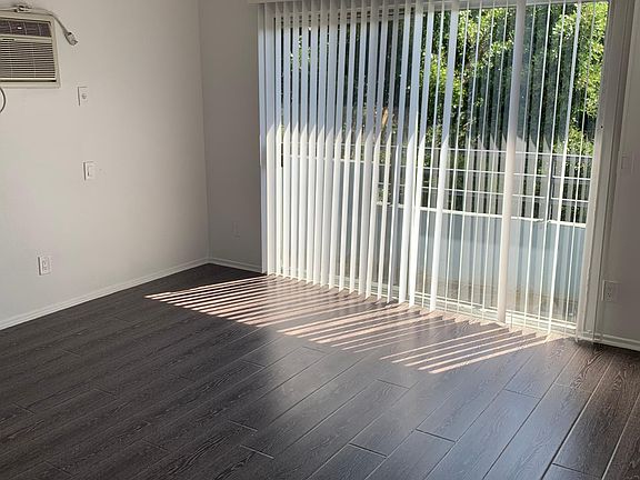 4th image of 833 S Berendo St #200