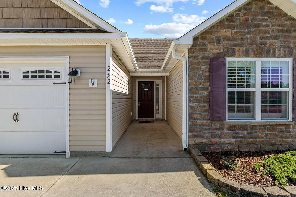 3 bed, 2.0 bath, 1593 sqft, $1,850 — Photo 2