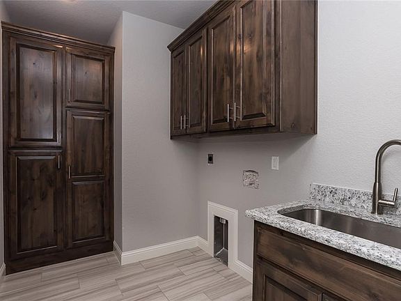 3rd image of 1108 W Sandalwood Pl