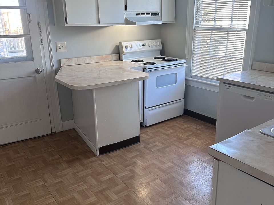 1st image of 941 E Broadway #3