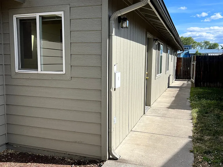 435 NE Clay Ave — Photo 3