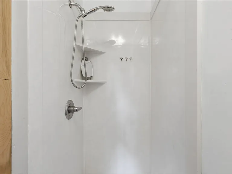 112 Williams St — Photo 17
