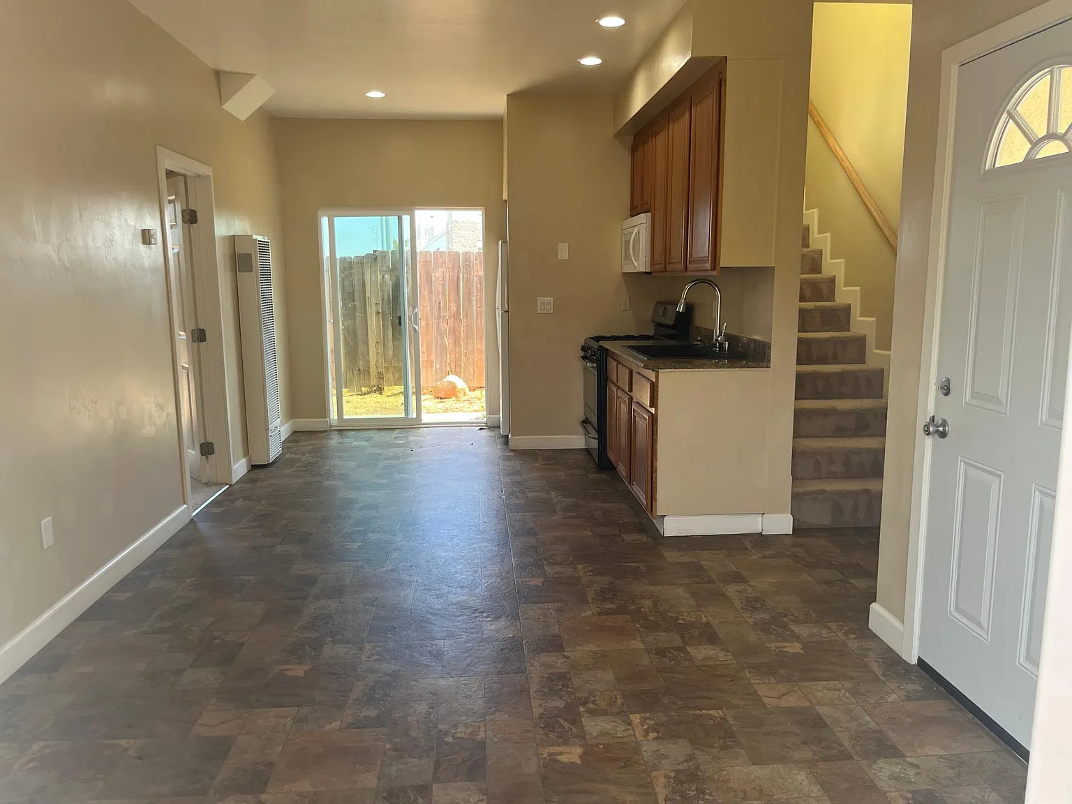 4 bed, 1200 sqft, $5,600 — Photo 2