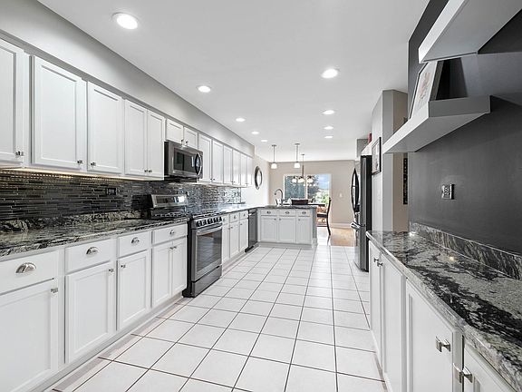 3rd image of 961 Ainsley Dr