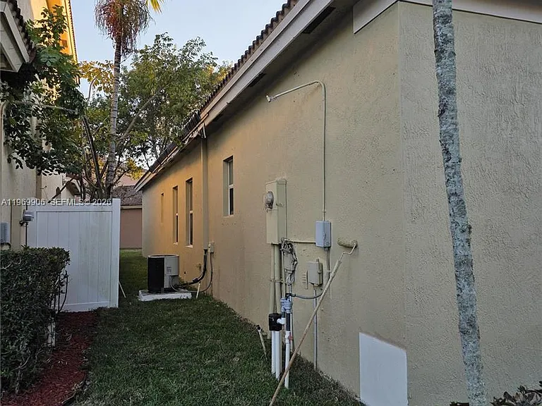 3930 NE 12th Dr — Photo 18