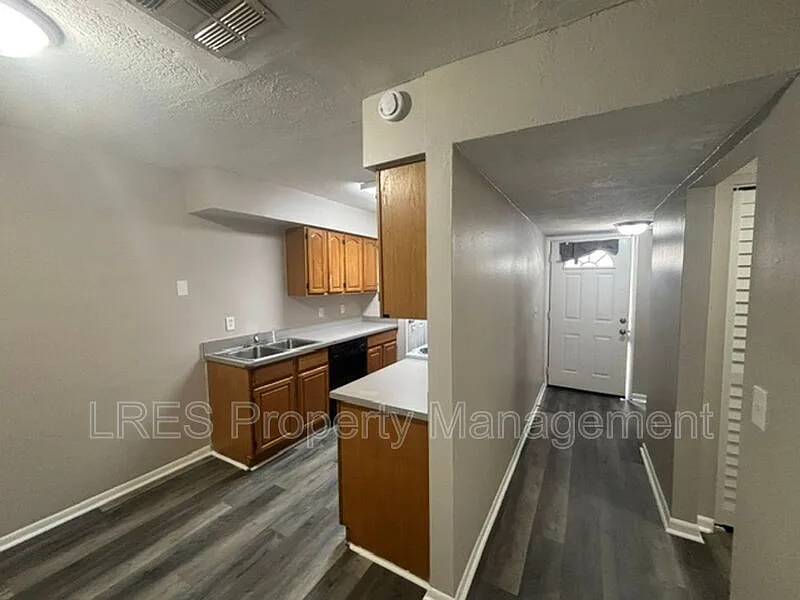 3 bed, 2.0 bath, 1296 sqft, $1,575 — Photo 2