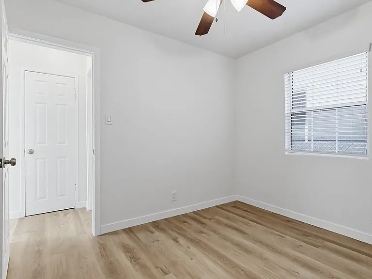 2425-2431 S Ridgeley Dr — Photo 11